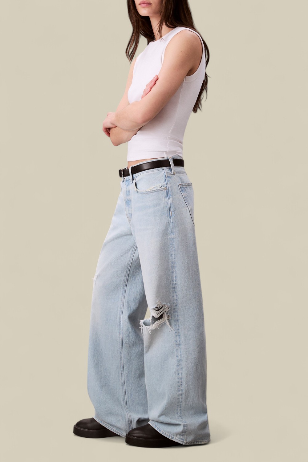 תמונת כל הלוק של מכנסי ג'ינס בגזרה רחבה